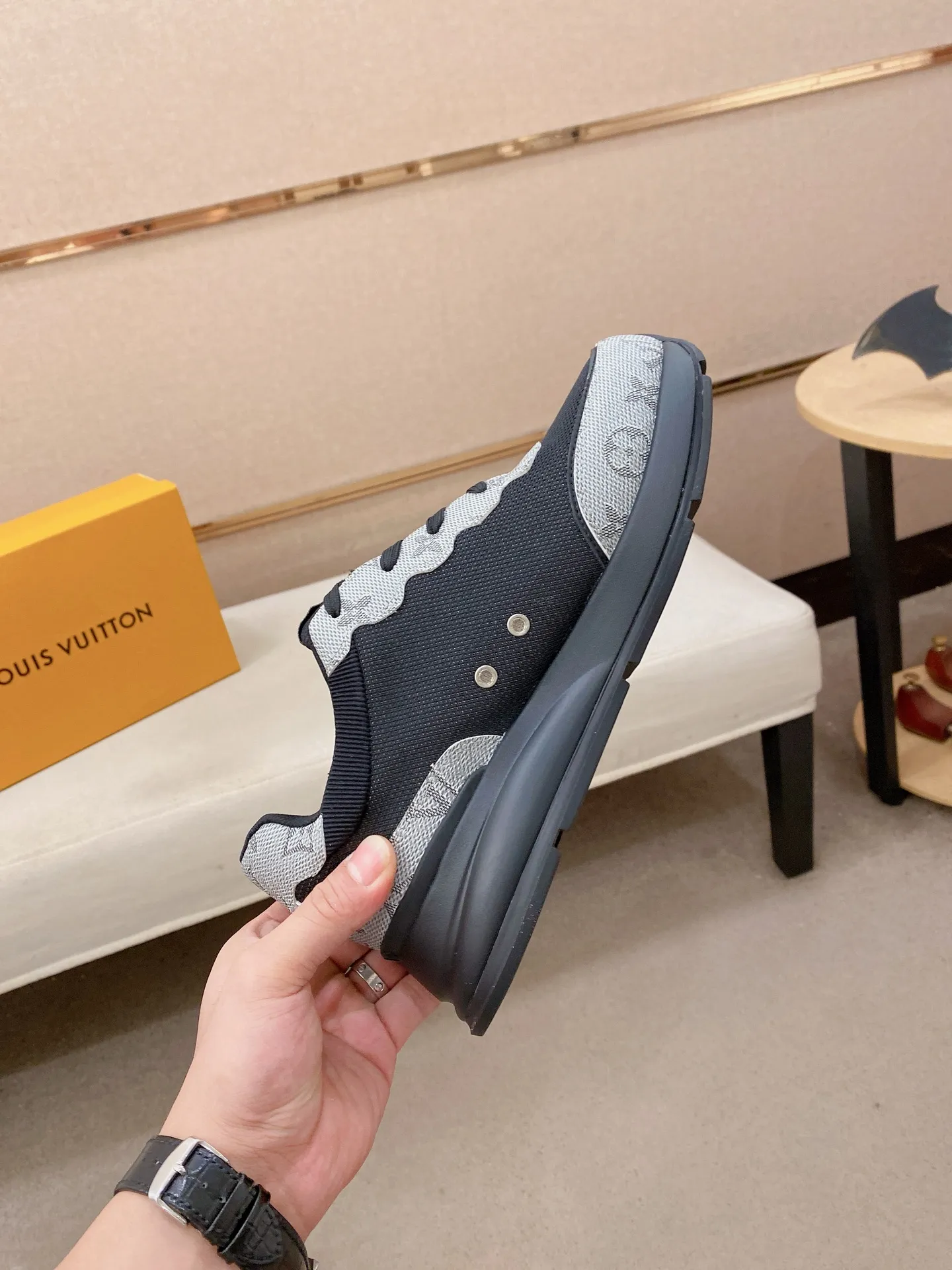Men's shoes💰 462💰louis vuitton (Louis Vuitton/lv)🔍🔍The new counters are on sale at the same time. The uppers are imported from Italy. ️Re-engraved🇮🇹💪💪, ⚠Sole: The original sole is specially provided by the original factory, the exclusive movable molded sole is super comfortable, ⚠Original factory follow-up goods, 🔍🔍high quality, you can go in and out of the counter at will, welcome to compare⚠. Code number: 38-44 (45/46 customized, non-refundable)